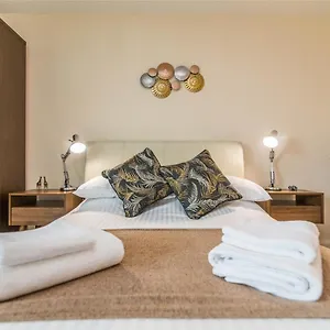 Raleigh Penthouse, Luxury With Balcony And Parking Apartment